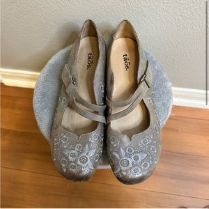 Taos Wish Mary Jane Leather Flat Womens 8.5 Shoe Brown Embroidered Gray Floral